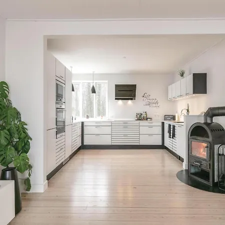 Three-bedroom Holiday In * Neksø